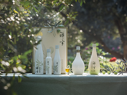 祥宇特級(jí)初榨橄欖油，純手工采摘、精選優(yōu)質(zhì)油橄欖鮮果，用意大利貝亞雷斯全自動(dòng)設(shè)備物理冷榨工藝，在鮮果采摘后8小時(shí)內(nèi)限時(shí)鮮榨而成。